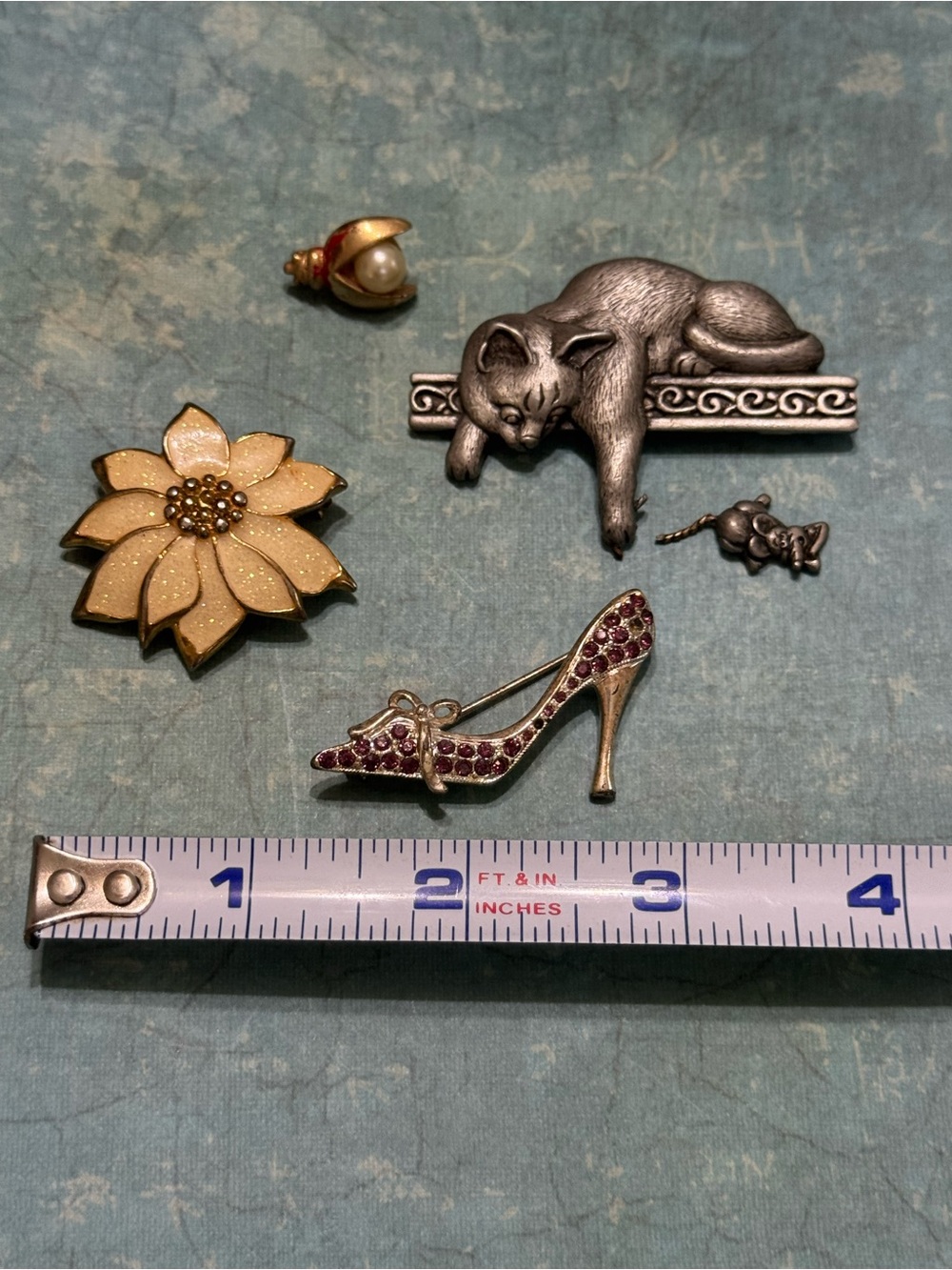 FOUR DAMAGED BROOCHES - Picture 4 of 15